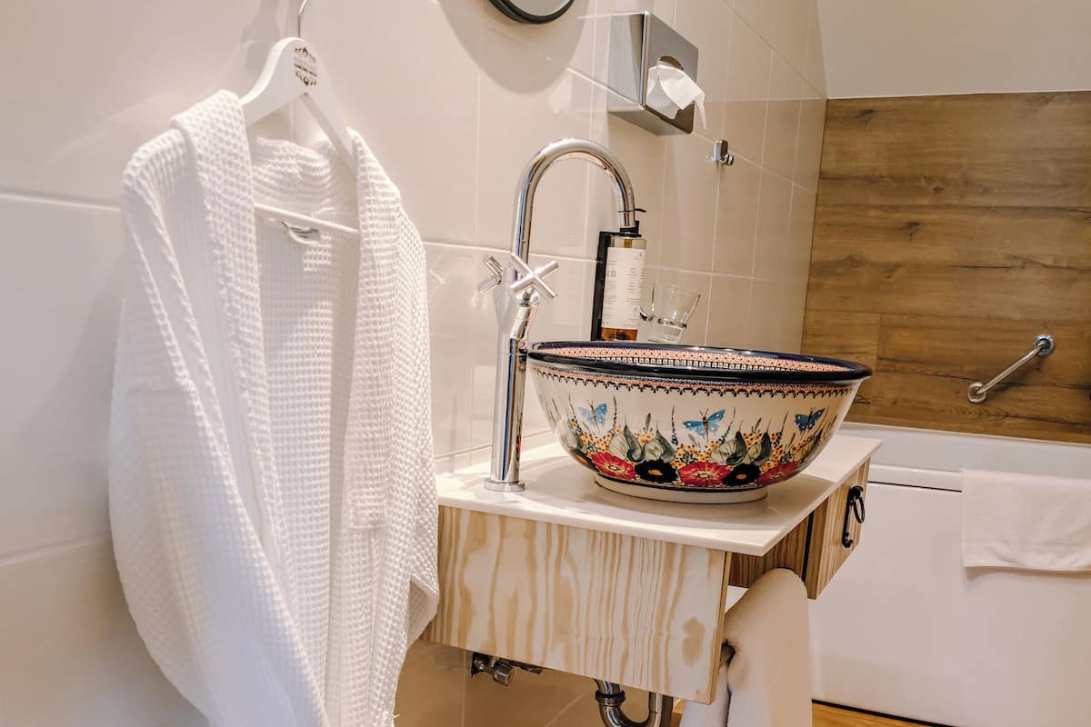 superior double room | bathroom | jetted bath, free toiletries, towels