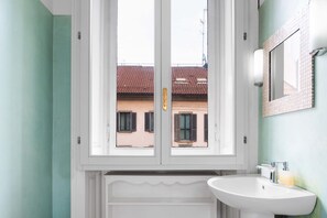 Free toiletries, hair dryer, bathrobes, bidet - Locanda al Duomo (Milan)