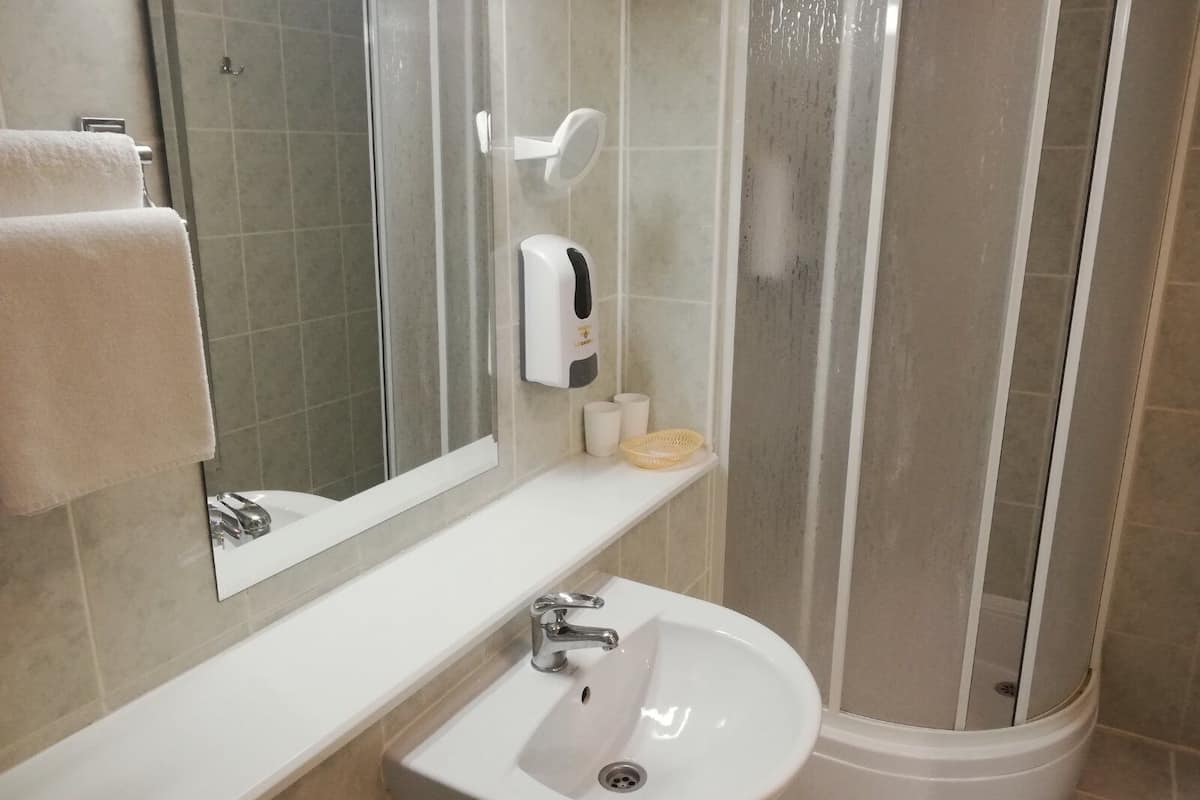 Kostenlose Toilettenartikel, Handtücher, Seife, Shampoo