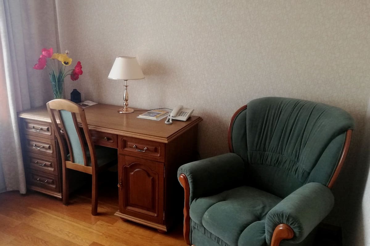 Suite, 2 Einzelbetten | 1 Schlafzimmer, Schreibtisch, laptopgeeigneter Arbeitsplatz