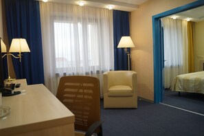 Standard Suite | Desk, laptop workspace, free WiFi, bed sheets