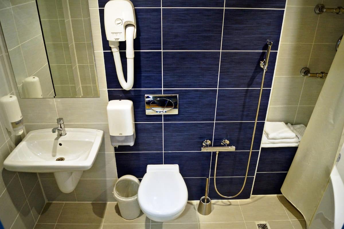 Kostenlose Toilettenartikel, Handtücher, Seife, Shampoo