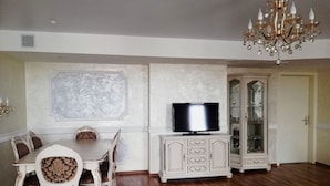Deluxe Apartment, 1 Katil Raja (King) | Ruang tamu | TV LCD 