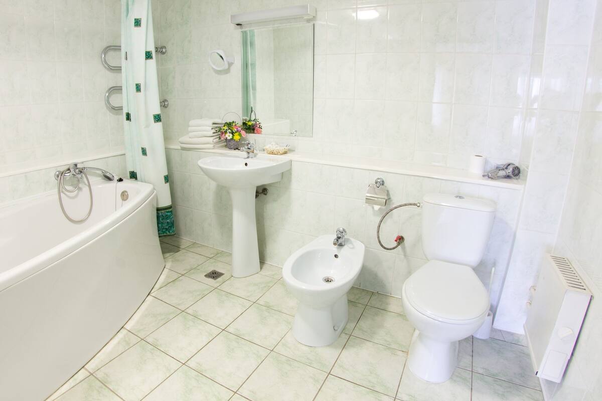 Apartment | Badezimmer | Kostenlose Toilettenartikel, Handtücher, Seife, Shampoo