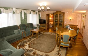 Comfort Apartment | Living room | LCD TV - Luchesa Hotel (Vitebsk)