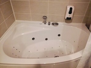 Deluxe Apartment, 1 King Bed | Private spa tub