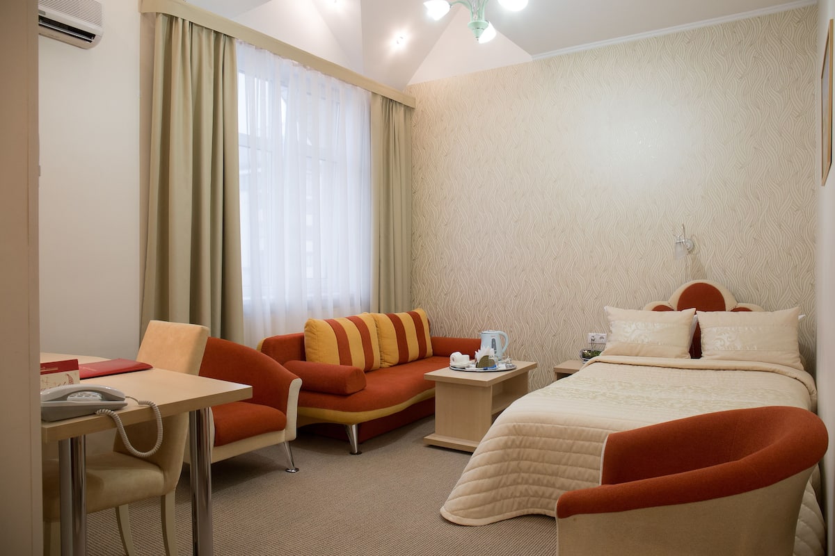 Standard Double Room | Minibar, in-room safe, desk, WiFi (free)