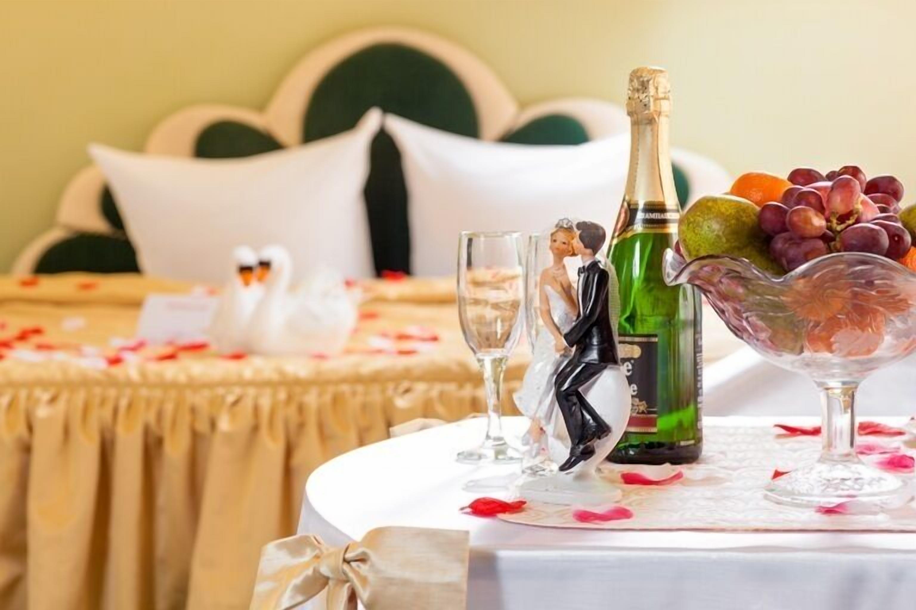 Minibar, in-room safe, desk, free WiFi