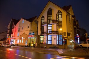 Front of property - evening/night - Semashko Hotel (Grodna)