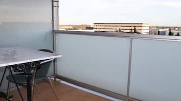 Een minibar, een kluis op de kamer, een bureau, geluiddichte muren