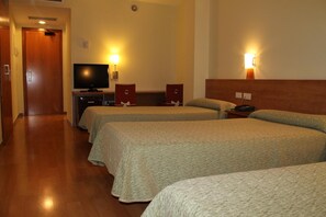 Minibar, in-room safe, desk, soundproofing - Hotel Flora Parc (Castelldefels)