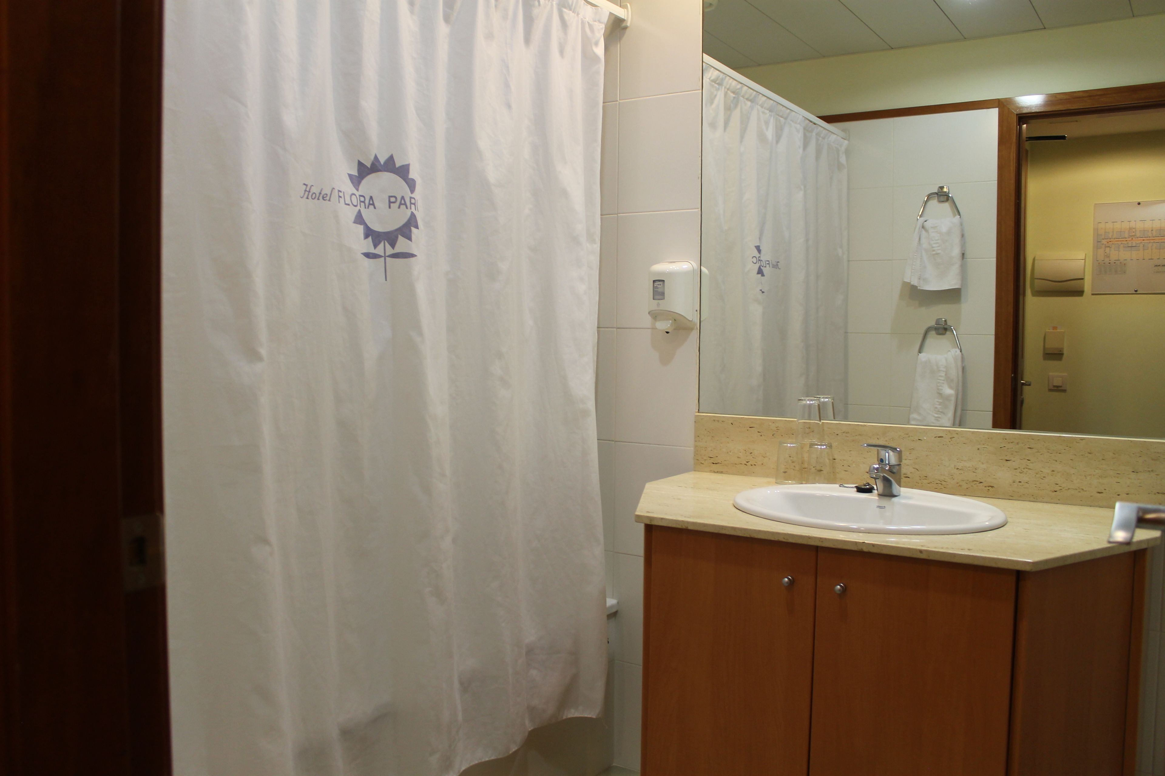 combined shower/bathtub, free toiletries, hair dryer, bidet