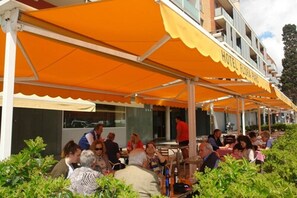 Porch - Hotel Flora Parc (Castelldefels)