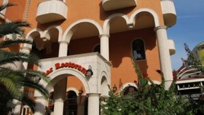 Un hôtel doté d’une arche centrale et de nombreux balcons.