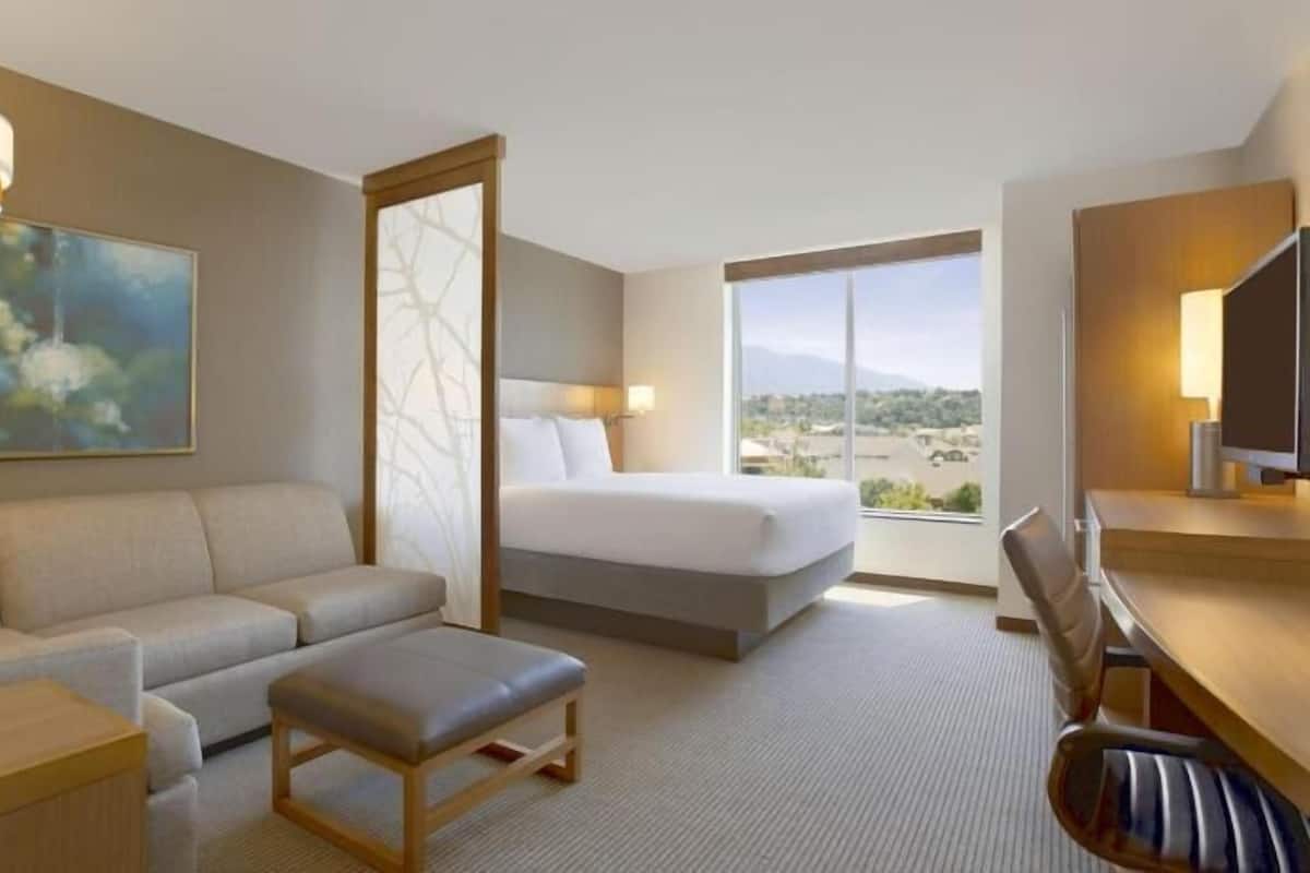 Allergiatestatut vuodevaatteet, työpöytä, silitysrauta/-lauta