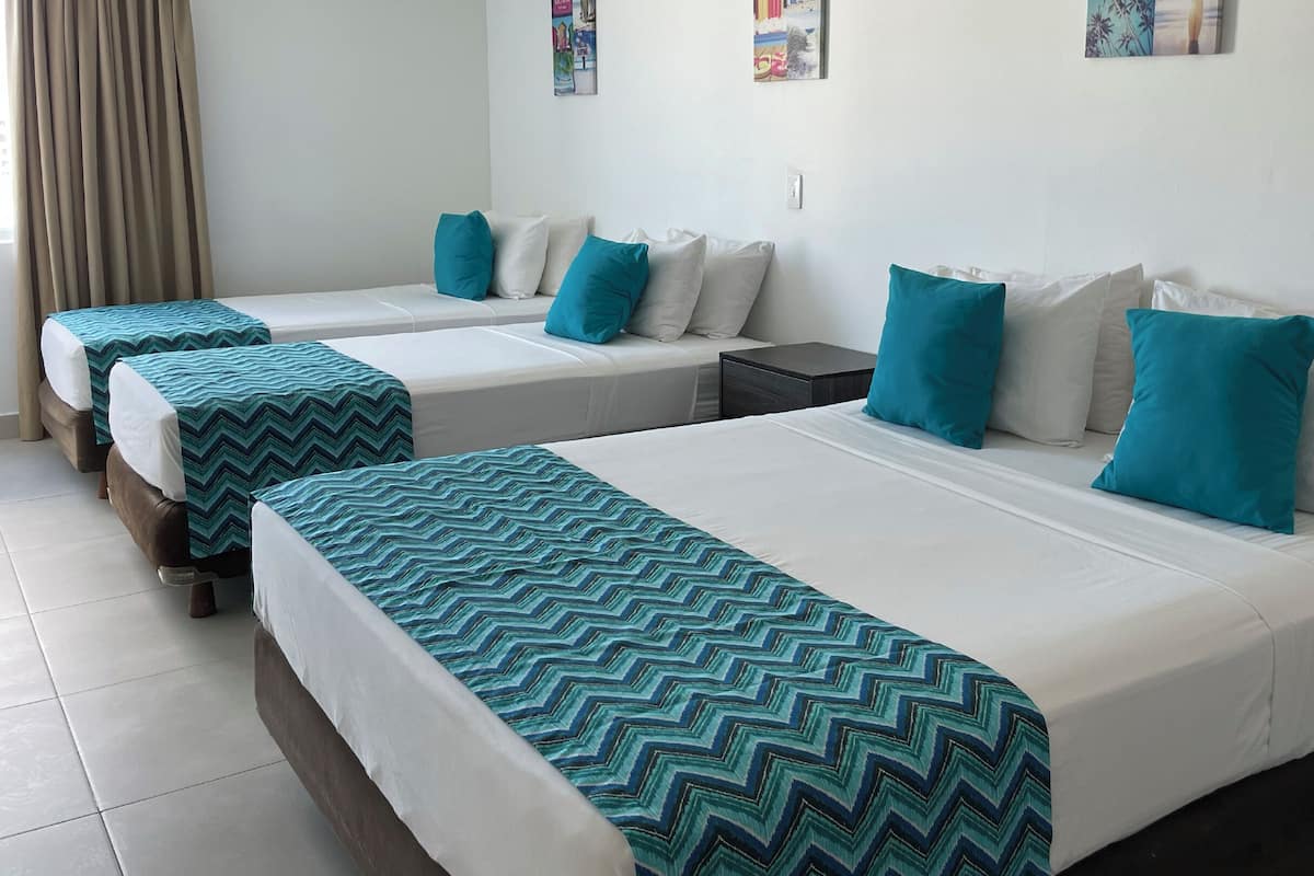 Caja de seguridad en la habitación y ropa de cama