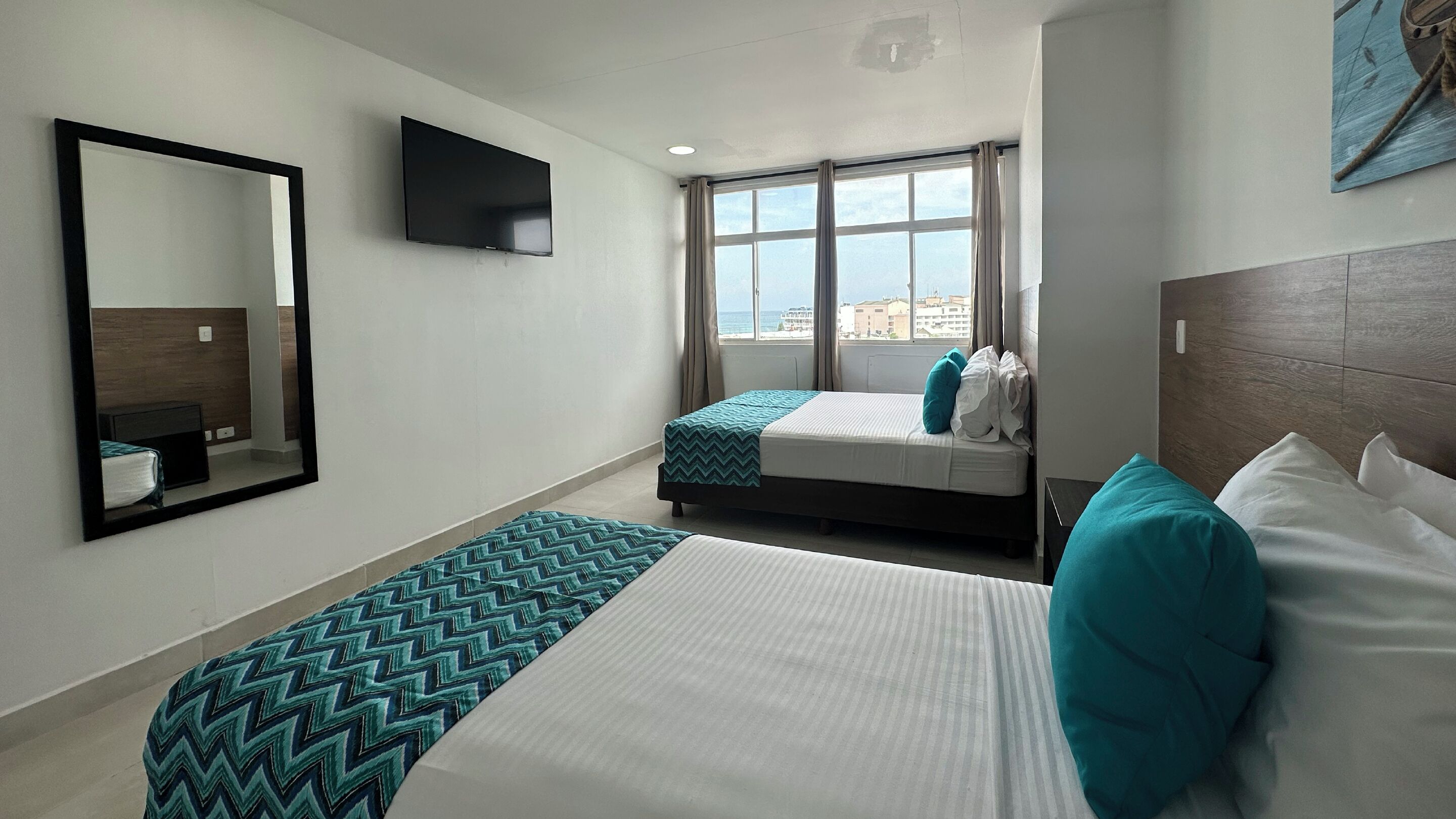 高级三人房 | 客房内保险箱、床单