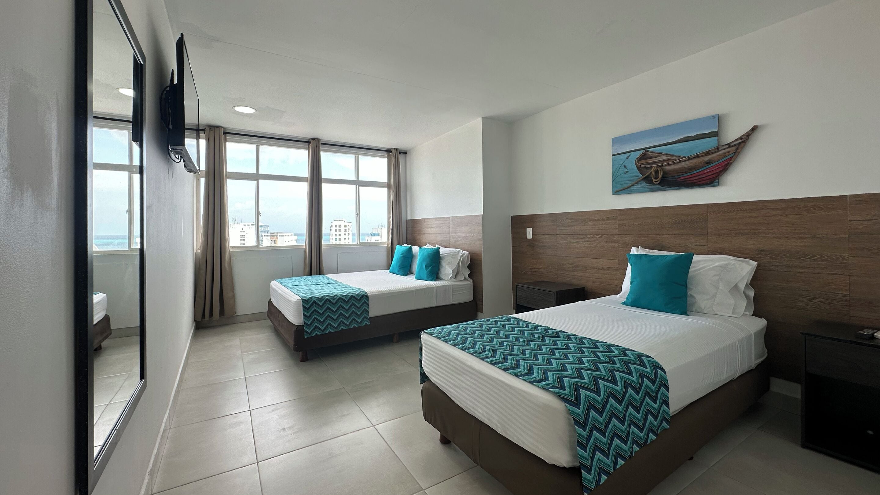 高级三人房 | 客房内保险箱、床单