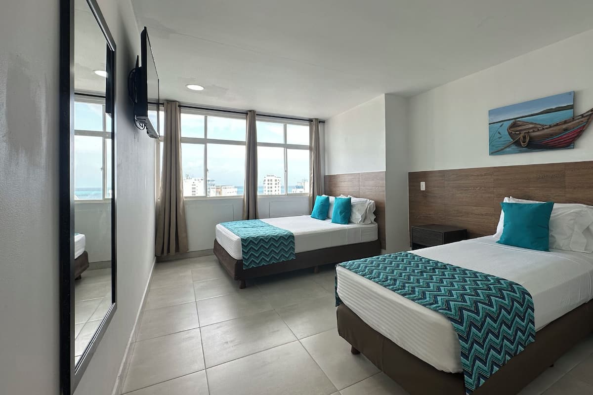 Caja de seguridad en la habitación y ropa de cama