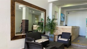 32-英寸纯平电视（配备卫星频道）