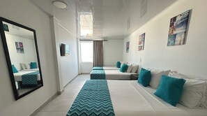 Quarto quádruplo standard | Cofres nos quartos, roupa de cama