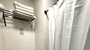 Quarto quádruplo standard | Banheiro | Toalhas de banho, papel higiênico