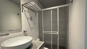 高级双人房 | 浴室 | 毛巾、卫生纸