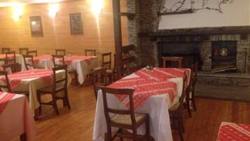 Phục vụ bữa sáng, bữa trưa, bữa tối, món ăn mang phong cách quốc tế