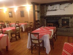 Breakfast, lunch, dinner served; international cuisine  - Baita della Luna (Cesana Torinese)