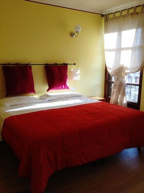 Dobbelt- eller tomannsrom – standard | Individuelt innredet, skrivebord og barnesenger (inkludert)