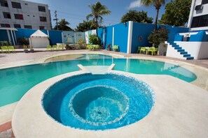 Outdoor pool, pool umbrellas, sun loungers - On Vacation Beach All Inclusive (San Andres)
