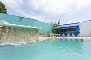 Piscine extérieure, parasols de plage, chaises longues