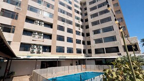 Piscina externa, guarda-sóis, espreguiçadeiras