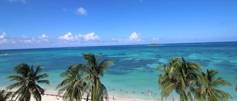 Una playa cerca, arena blanca