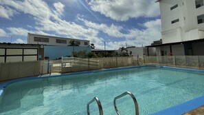 Outdoor pool, pool umbrellas, sun loungers -  Hotel Toné by On vacation (San Andrés)