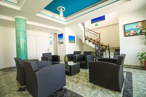Área de estar no saguão