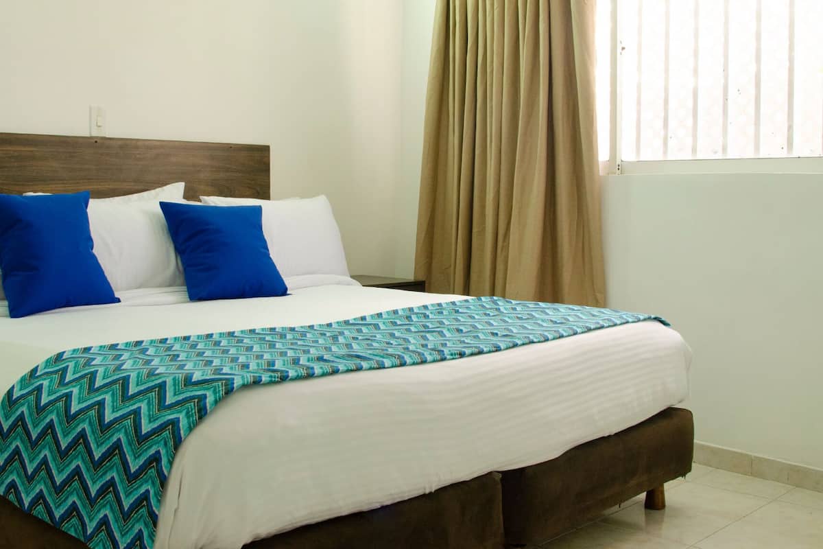 Quarto casal standard | Cofres nos quartos, roupa de cama