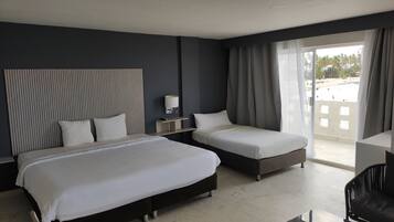 غرفة جونيور مزدوجة - بمنظر جزئي للمحيط | ميني بار وخزنة داخل الغرفة ومكتب وتجهيزات عازلة للصوت