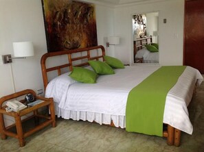 ミニバー、セーフティボックス (室内)、デスク、防音設備