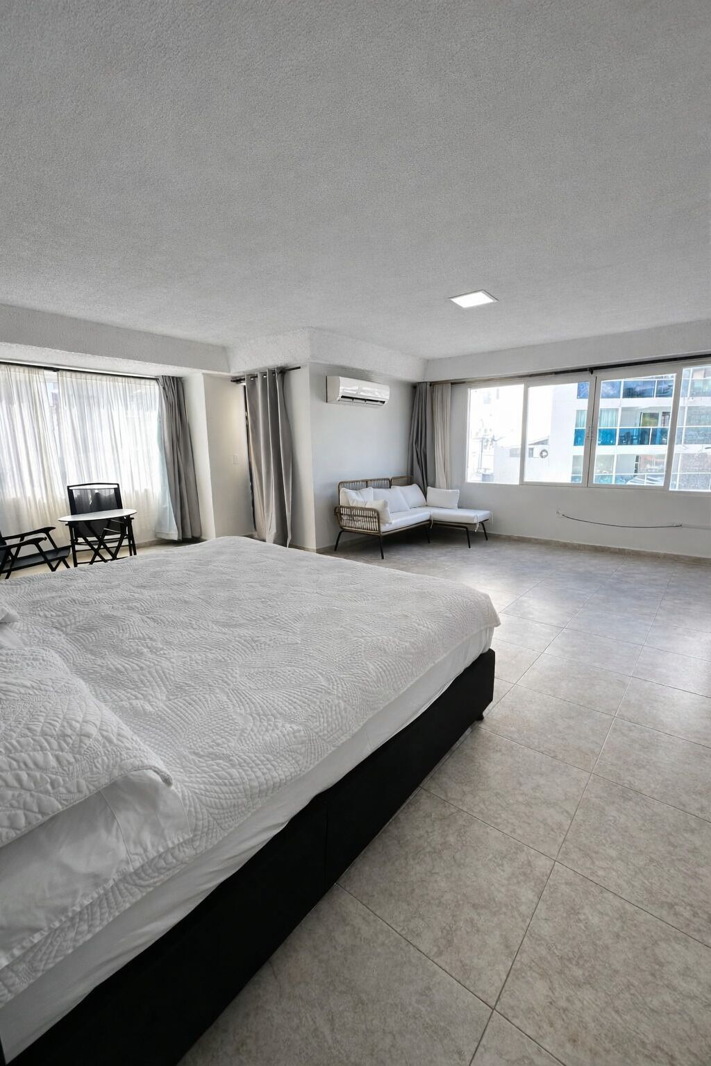 Quarto casal luxo, 1 cama King, sacada, vista para a cidade | Frigobar, cofres nos quartos, escrivaninha, quartos à prova de som