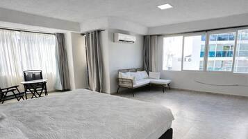 Quarto casal luxo, 1 cama King, sacada, vista para a cidade | Frigobar, cofres nos quartos, escrivaninha, quartos à prova de som