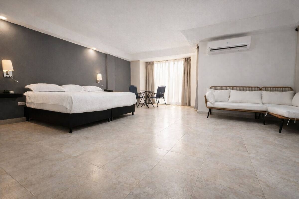 デラックス ルーム ベッド (複数台) 客室清掃 | 低刺激性寝具、ミニバー、セーフティボックス (室内)、遮光カーテン
