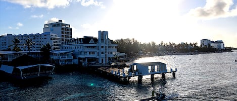 Vista frontal de la propiedad