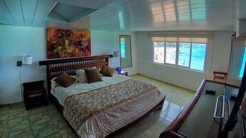 Minibar, caja de seguridad en la habitaciĂłn y escritorio