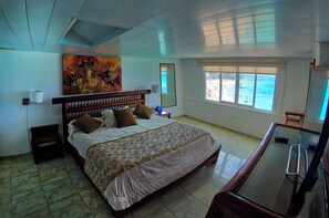 Minibar, in-room safe, desk, soundproofing - Hotel Lord Pierre (San Andrés)