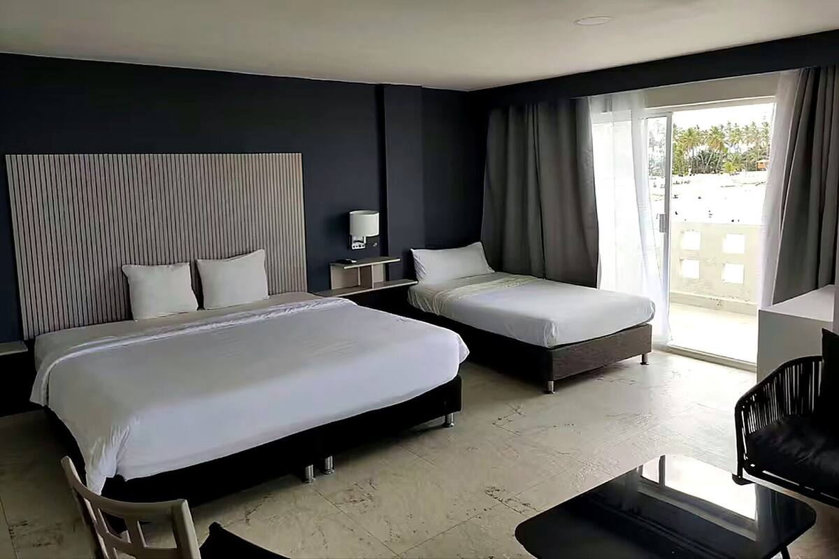 デラックス ルーム ベッド (複数台) 客室清掃 パーシャルシービュー | 低刺激性寝具、ミニバー、セーフティボックス (室内)、遮光カーテン