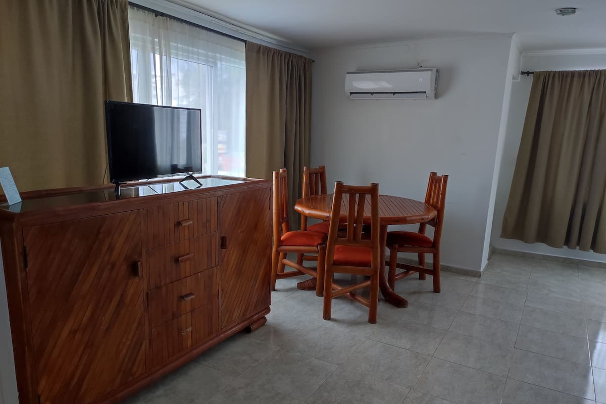 Habitación doble junior, vista a la ciudad | Minibar, caja de seguridad en la habitación y escritorio