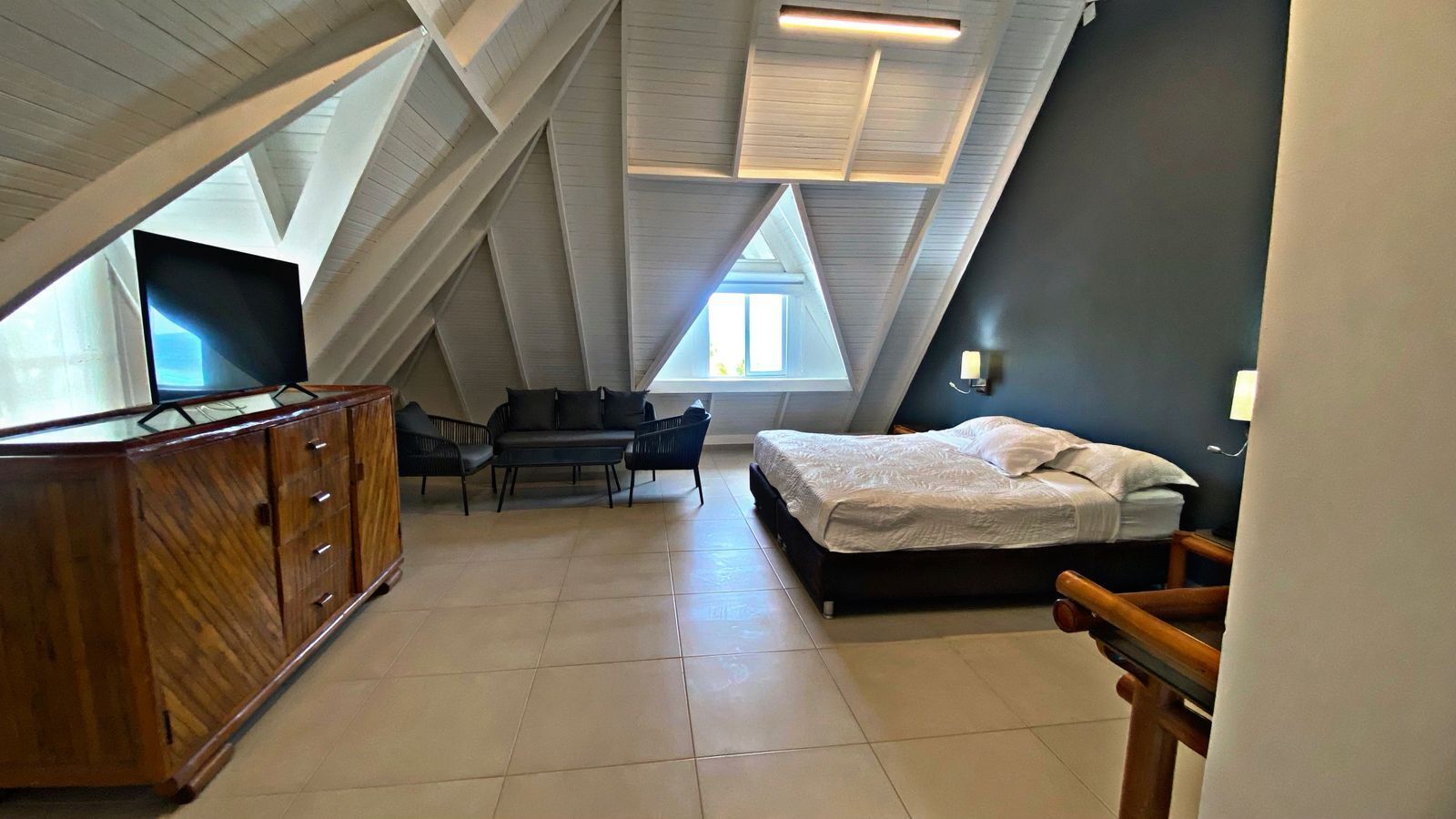 Habitación Deluxe, varias camas, servicio de limpieza, vista parcial al mar | Ropa de cama hipoalergénica y minibar 