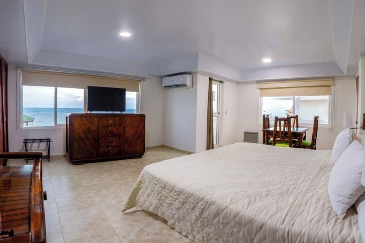 Grand Room, Partial Ocean View | Minibar, in-room safe, desk, soundproofing