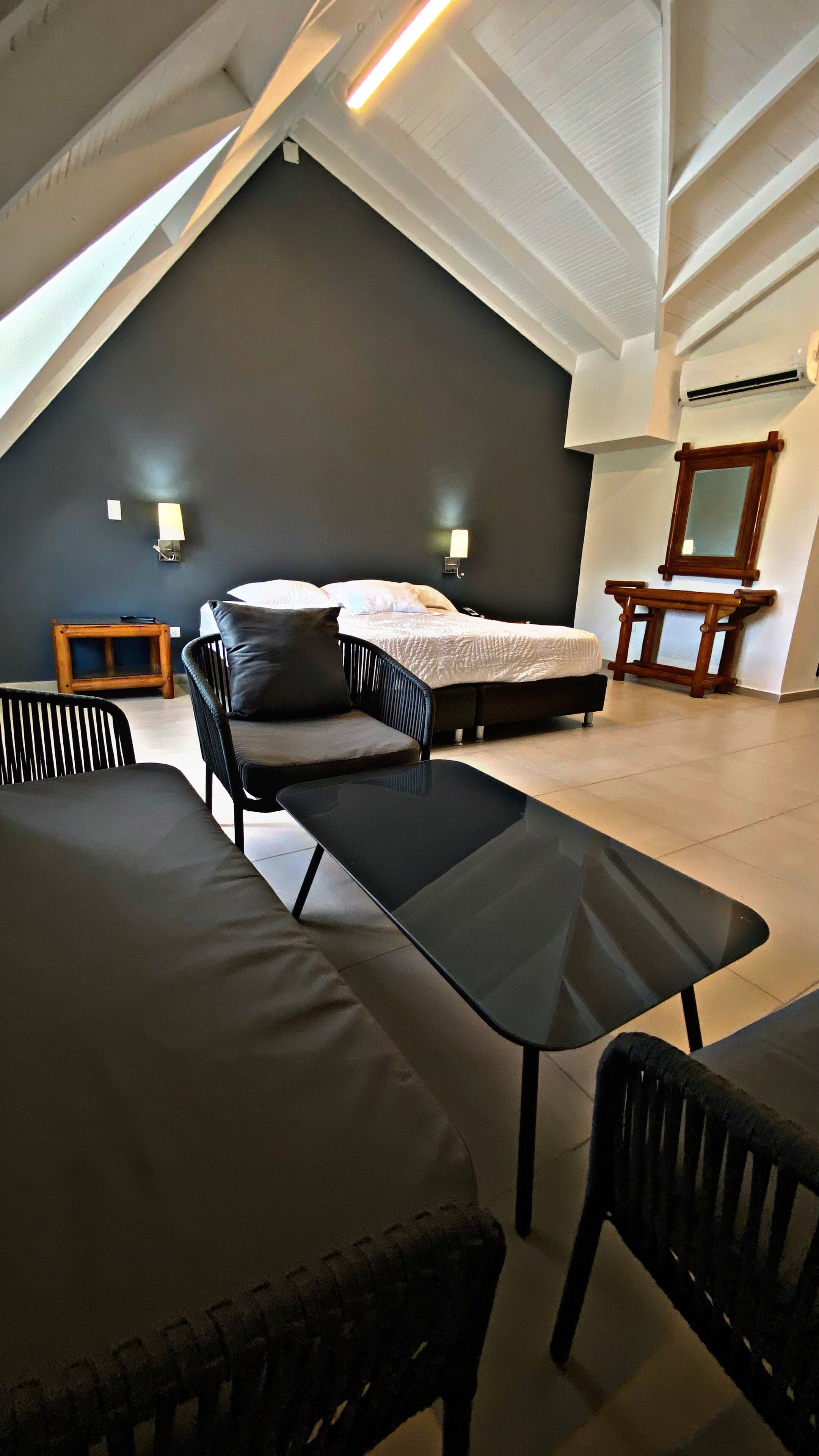 Habitación doble Deluxe, 1 cama King size, vista al océano | Minibar, caja de seguridad en la habitación y escritorio 